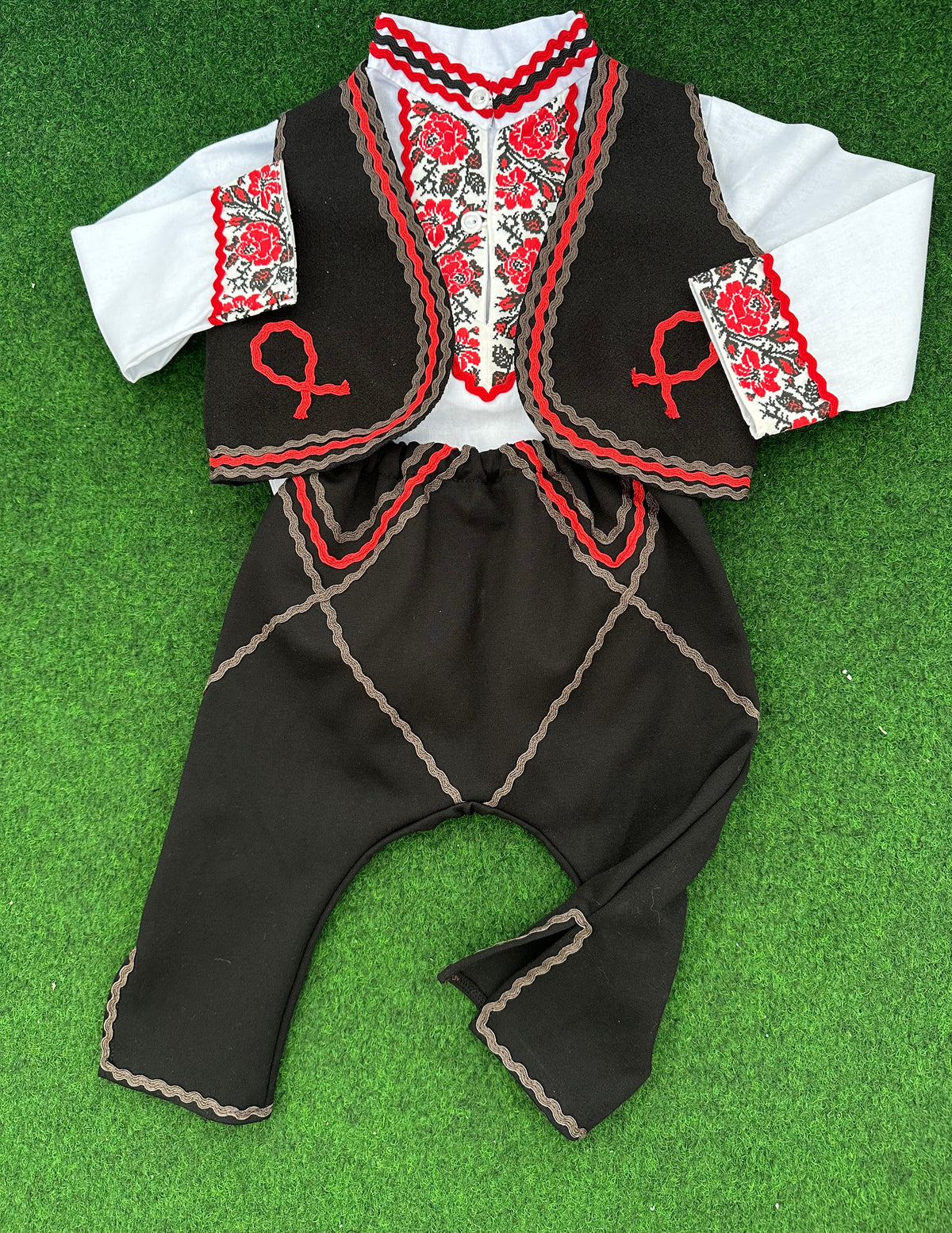 Детска народна носия за момче „Малък родолюбец“