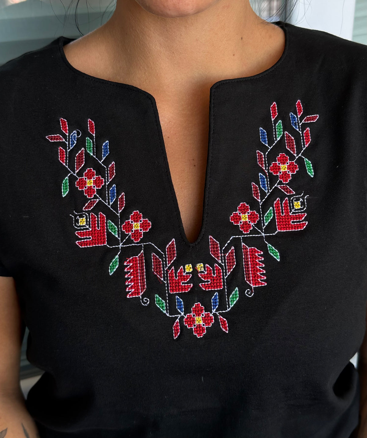 Тениска с бродерия „ Ружа“ 🌸