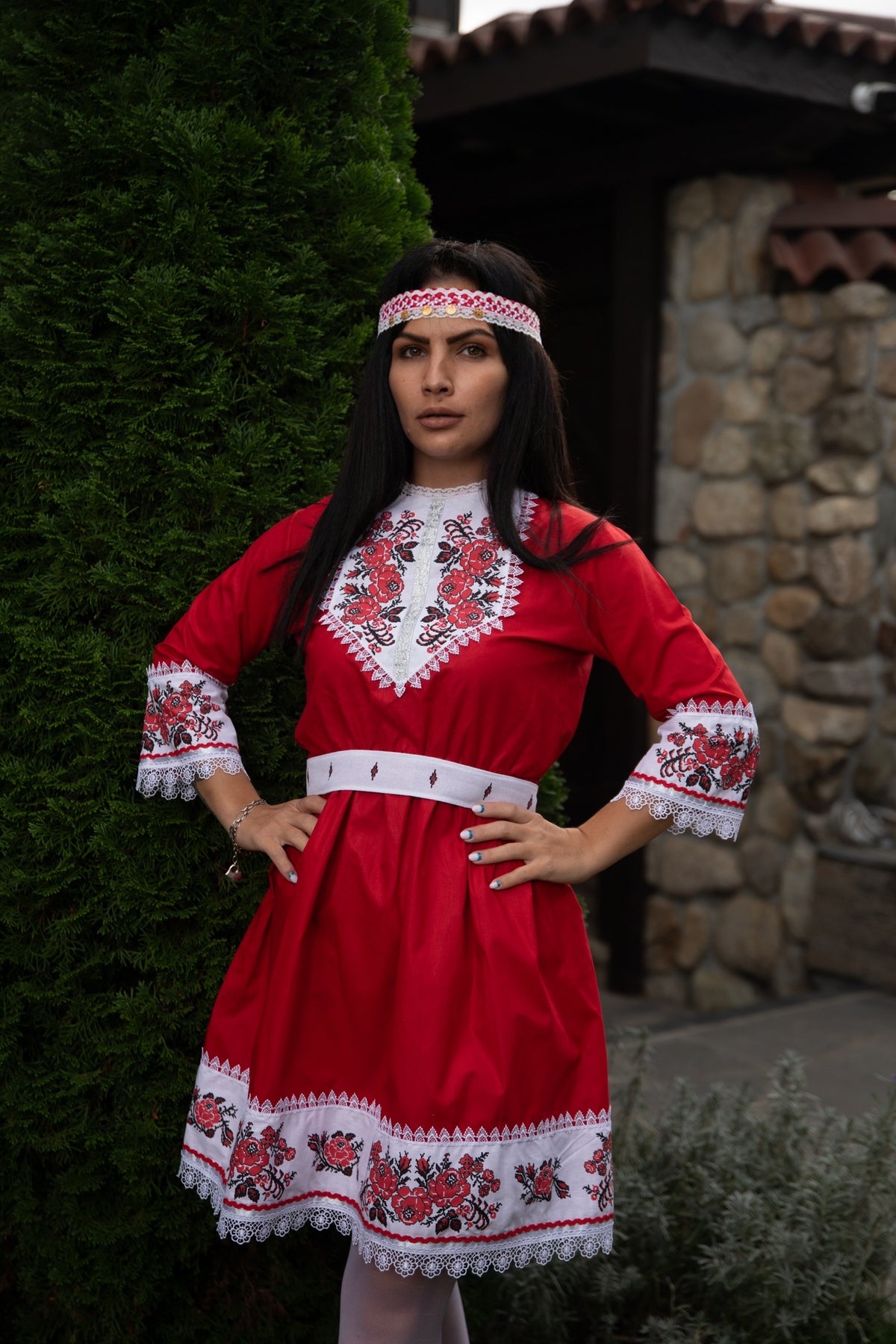 „Дамска народна рокля „Мома българка“ – червена“
